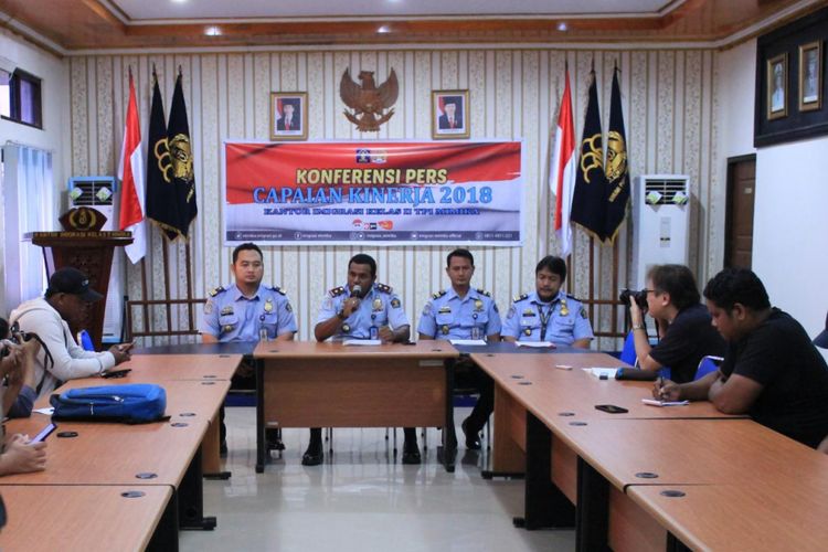 Kepala Kantor Imigrasi Kelas II TPI Mimika, Jesaja Samuel Enock  saat memberikan keterangan pers soal capaian kerja selama 2018, Kamis (27/12/2018)