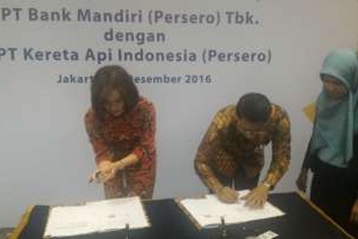 Penandatanganan kerja sama pinjaman antara PT Bank Mandiri (Persero) Tbk dengan PT Kereta Api Indonesia (Persero) di Jakarta, Selasa (27/12/2016).