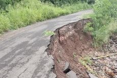 Diterjang Abrasi, Jalan Penghubung Dua Kabupaten di NTT Nyaris Putus