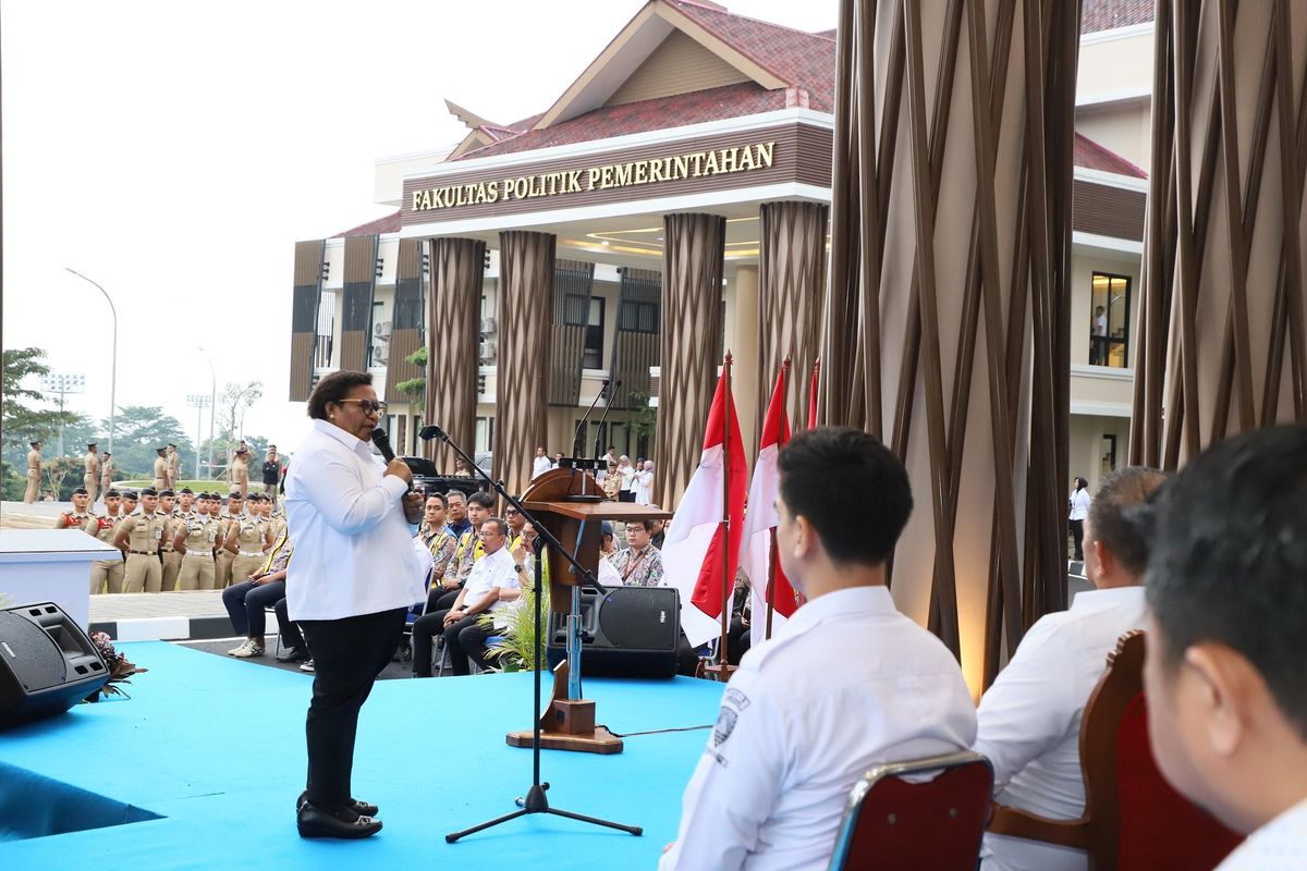 Wakil Menteri Dalam Negeri (Wamendagri) Ribka Haluk saat memberikan sambutan dalam Peresmian Tiga Gedung IPDN di Lapangan Gedung Fakultas IPDN Jatinangor, Kabupaten Sumedang, Jawa Barat, Rabu (7/5/2025).
