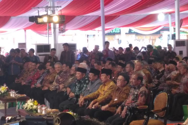 Menteri Koordinator Bidang Politik, Hukum, dan Keamanan Wiranto hadir di perayaan Hari Otonomi Daerah di alun-alun Sidoarjo, Jawa Timur, Selasa (25/4/2017). 