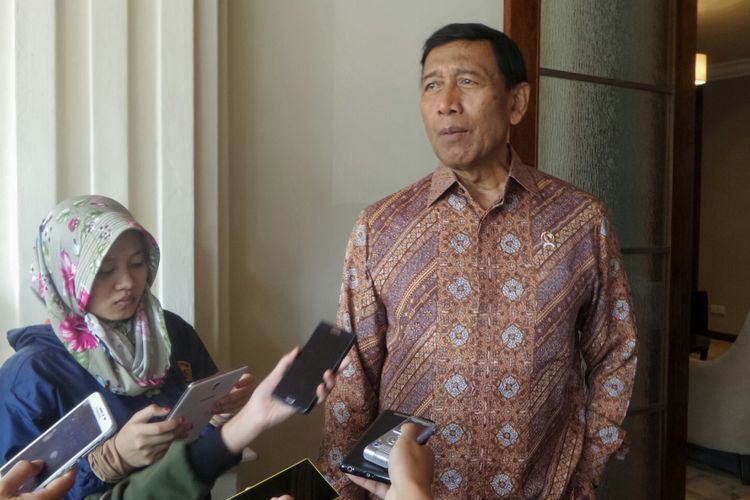 Menteri Koordinator Bidang Politik, Hukum dan Keamanan Wiranto usai bertemu dengan Menteri Pendayagunaan Aparatur Negara dan Reformasi Birokrasi (Menpan RB) Asman Abnur di Kemenko Polhukam, Jakarta Pusat, Kamis (10/8/2017).