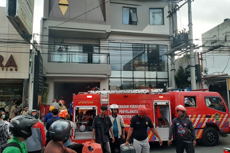 Damkar saat berada di lokasi Hotel Yellow Star yang berada di Jalan Gejayan, Caturtunggal, Kapanewon Depok, Kabupaten Sleman, DI Yogyakarta (DIY) Senin (1/07/2024) yang mengalami kebakaran.