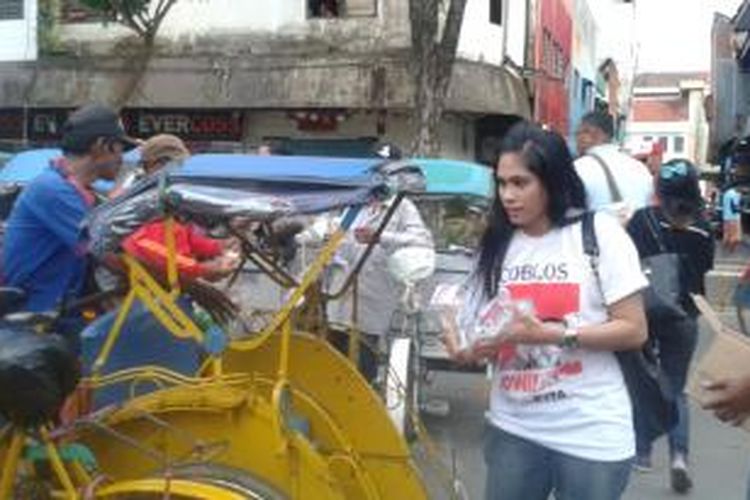 Relawan Kawan Jokowi di Ambon, menggelar aksi simpatik dengan membagikan hidangan berbuka puasa untuk tukang becak, tukang ojek, pengemis dan pedagang asongan di Ambon, Sabtu (5/7/2014)