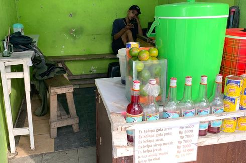 Gerah dengan Tekanan di Tempat Kerja, Randy Pilih Jadi Pedagang Es Kelapa di Pasar Ular