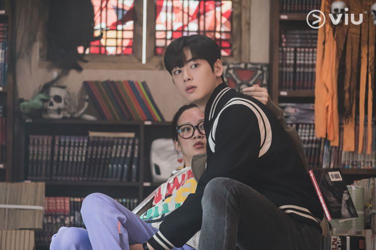Ju-kyung jatuh di pelukan Soo-ho saat keduanya berkunjung ke toko buku komik horor.
