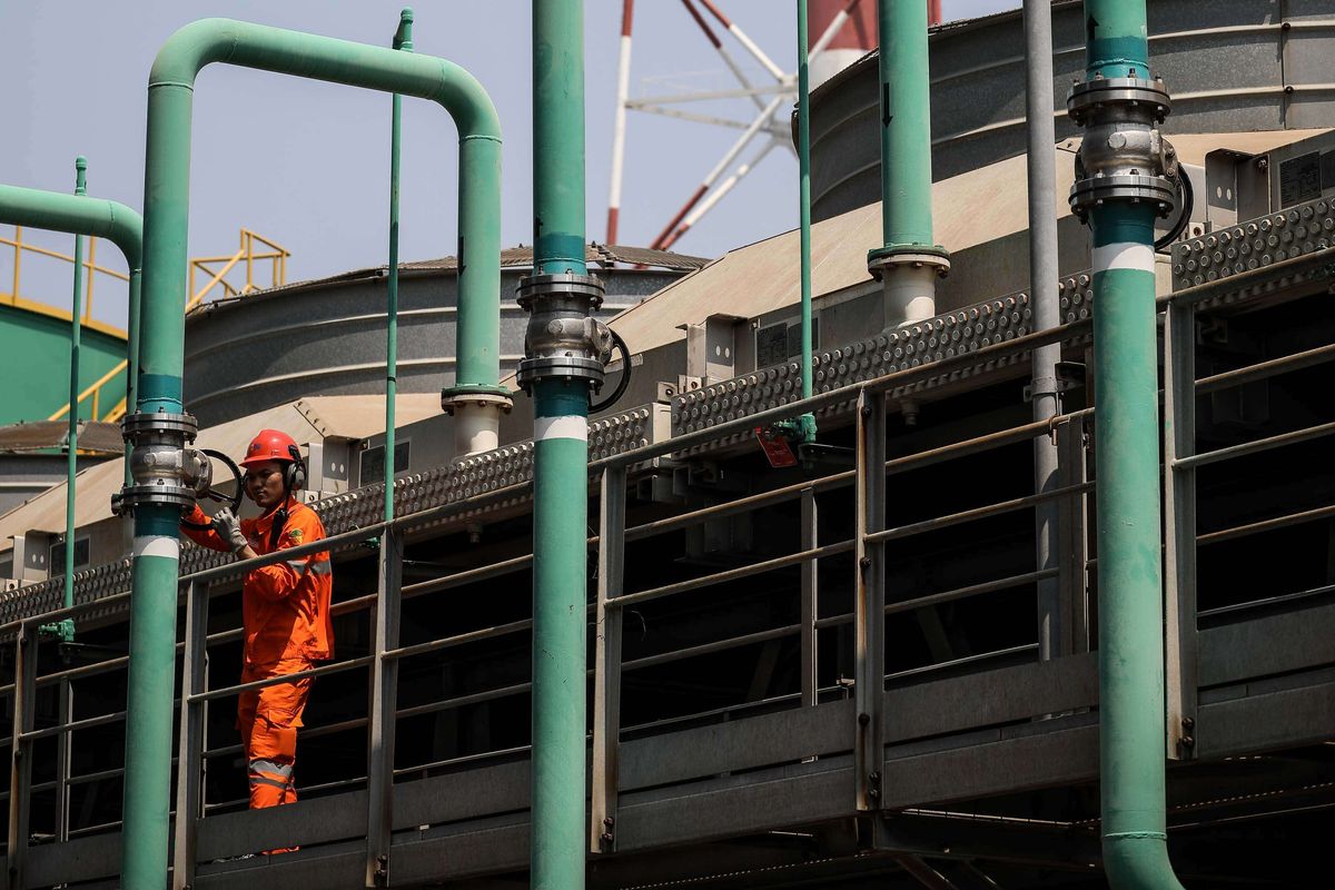 Petugas beraktifitas di wilayah unit Pembangkitan Muara Karang PT PJB, Jakarta Utara, Rabu (31/7/2019). Unit Pembangkitan Muara Karang PT PJB menyalurkan tenaga listrik untuk kawasan VVIP seperti Istana Negara dan perkatoran pemerintahan. UP MKR dikelola oleh Anak Perusahaan PLN yaitu PT PJB (Pembangkitan Jawa Bali) yang memiliki total kapasitas 1.600 MegaWatt (MW).