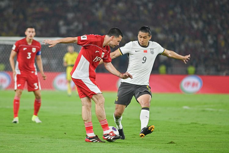 Thom Haye beraksi dalam partai Grup C Kualifikasi Piala Dunia 2026 zona Asia antara Timnas Indonesia vs China yang digelar di Stadion Utama Gelora Bung Karno pada Kamis (5/6/2025).