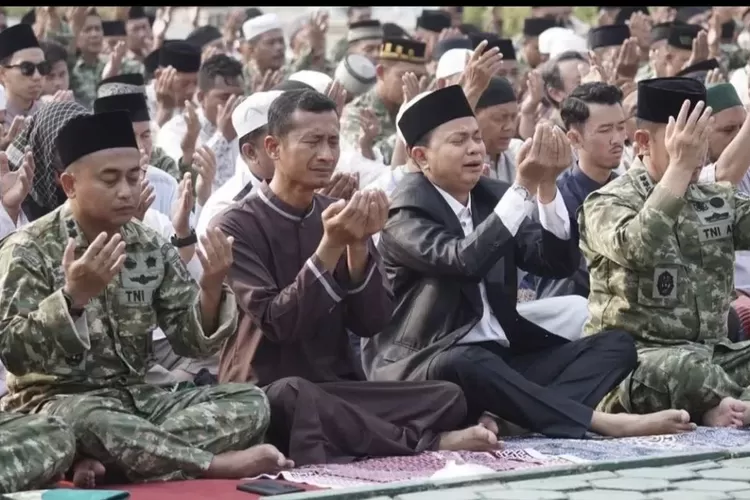 Shalat Istisqa Digelar di Korem 091 Samarinda, TNI-Polri dan Warga Berdoa Memohon Hujan untuk Atasi Karhutla