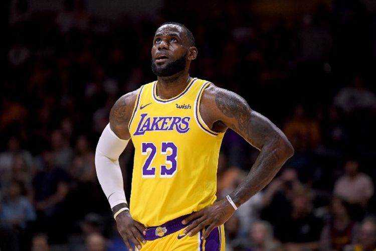 LeBron James mengenakan nomor kostum 23 di LA Lakers pada laga pramusim versus Denver Nuggets, 30 September 2018. 