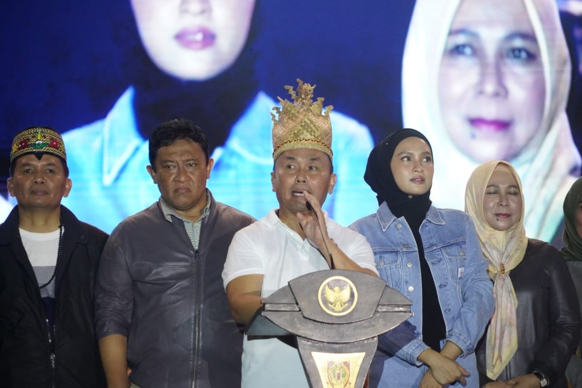 Gubernur Kalimantan Tengah (Kalteng) Sugianto Sabran saat menutup  Festival Budaya Isen Mulang (FBIM) dan Festival Kuliner Nusantara (FKN) Provinsi Kalimantan Tengah 2024 yang berlangsung selama enam hari sejak 18 Mei 2024 di Halaman GOR Indoor Serbaguna, Palangka Raya, Jumat (24/5/2024).
