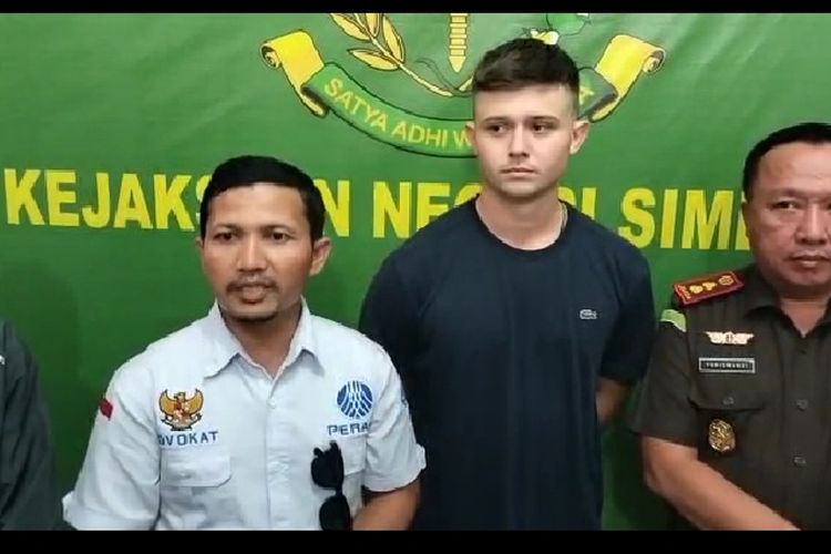 turis asing asal Australia, Risbi Jones Bodhi Mani (23), yang merupakan tersangka pemukul warga Kepulauan Simeulue, dibebaskan melalui restoratif justice atau Keadilan Restoratif.