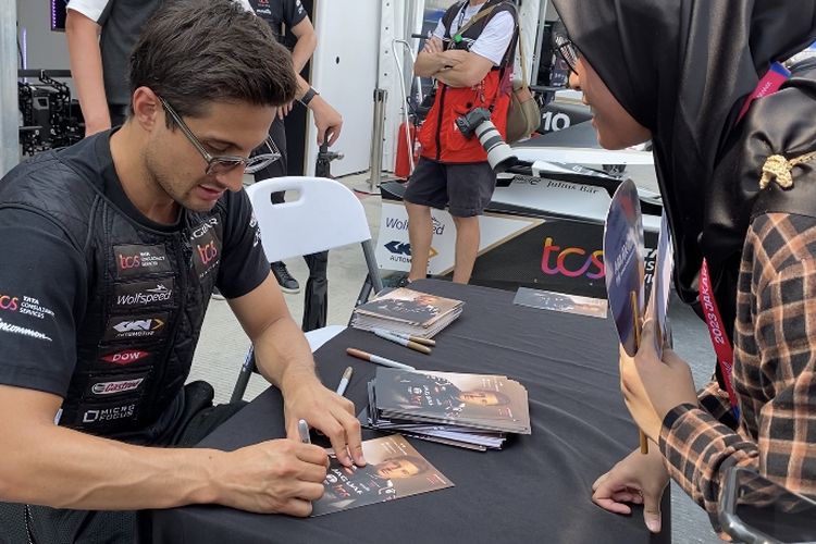 Mitch Evans berjumpa dengan para fans dan pengunjung di sesi Fan Village