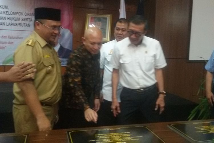 Menteri Hukum dan HAM Yasonna H Laoly saat penandatanganan prasasti desa/kelurahan sadar hukum di Kepulauan Bangka Belitung.