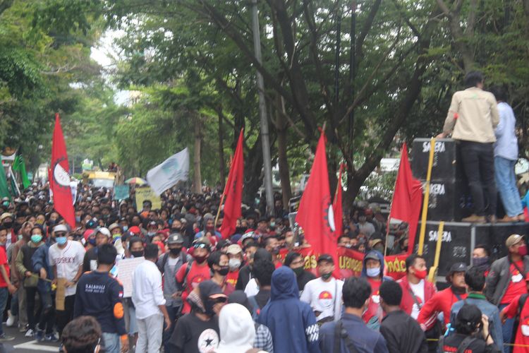 Massa aksi menolak UU Omnibus Law Cipta Kerja saat menuju Bundaran Tugu Kota Malang, Selasa (20/10/2020).