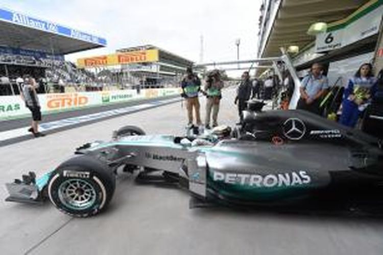 Pebalap Mercedes asal Jerman, Nico Rosberg, meninggalkan pit di Sirkuit Interlagos pada sesi latihan bebas pertama GP Brasil di Sao Paulo, Jumat (7/11/2014).