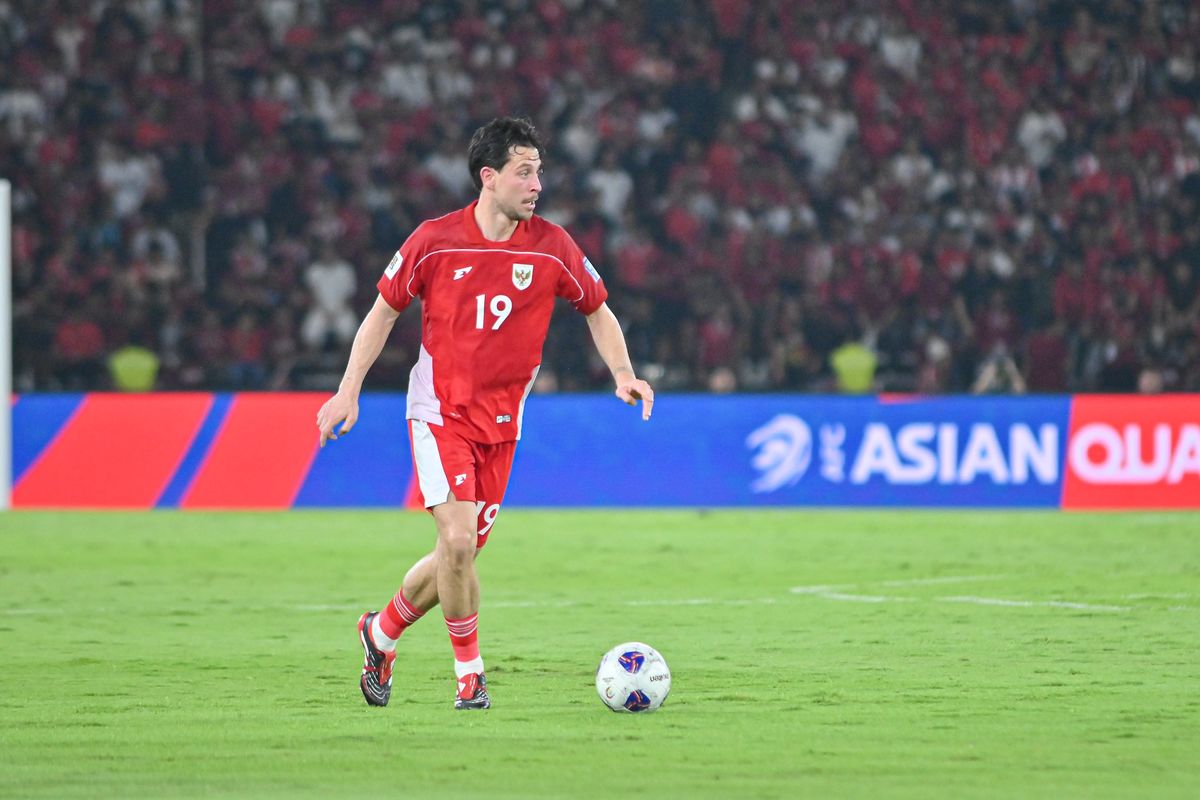 Aksi gelandang Timnas Indonesia Thom Haye saat mengalahkan Bahrain di ronde ketiga Kualifikasi Piala Dunia 2026 Zona Asia, Semasa (25/3/2025) di Stadion Gelora Bung Karno, Senayan Jakarta. 