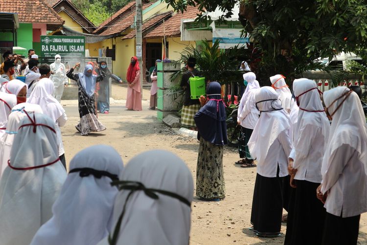 Suasana penyambutan 15 santri yang dinyatakan sembuh dari Covid-19, di Pondok Pesantren Tahfidzul Quran (PPTQ) Darussalam di Desa Gondek, Kecamatan Mojowarno, Kabupaten Jombang, Jawa Timur, Rabu (30/9/2020).