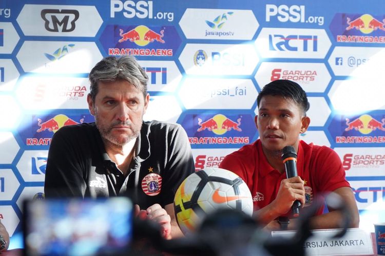 Pelatih Persija Jakarta, Julio Banuelos (kiri), saat menghadiri konferensi pers jelang laga PSM vs Persija di Stadion Andi Mattalatta, Mattoangin, Makassar.
