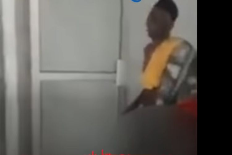 Tangkapan layar kakek PDP tarik menarik pintu dengan petugas