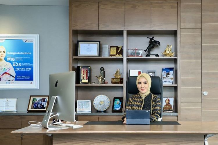 Direktur Utama PT Pertamina (Persero) Nicke Widyawati berhasil masuk daftar The World`s 100 Most Powerful Women 2022 versi Forbes. Ia masuk di peringkat ke-49.
