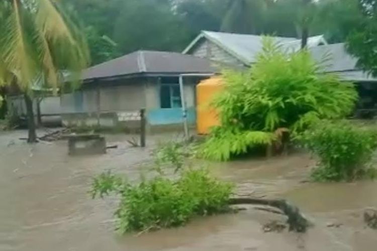 Banjir terjang rumah warga Desa Nunnafo Oemofa, Kecamatan Amabi Oefeto Timur, Kabupaten Kupang, Nusa Tenggara Timur (NTT), Kamis (16/2/2023) 
