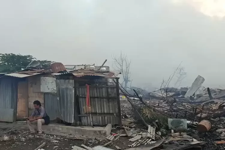 Penyebab Kebakaran Permukiman Bedeng di Denpasar Diduga Kebocoran Gas, Petugas Tembus Bara di Bawah Rongsokan