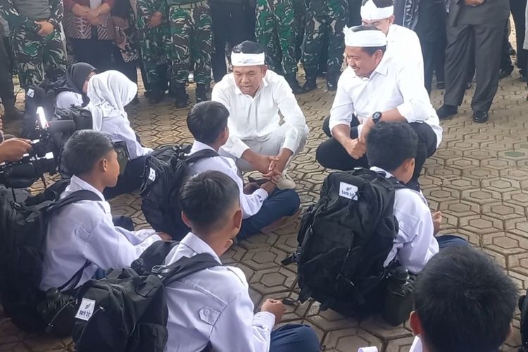 BARAK MILITER: Gubernur Jawa Barat Dedi Mulyadi sedang bercakap dengan siswa asal Sumedang yang lebih suka ngurus kuda daripada sekolah di Barak Militer Markas Kodim 0610/Sumedang, Jumat (9/5/2025). 