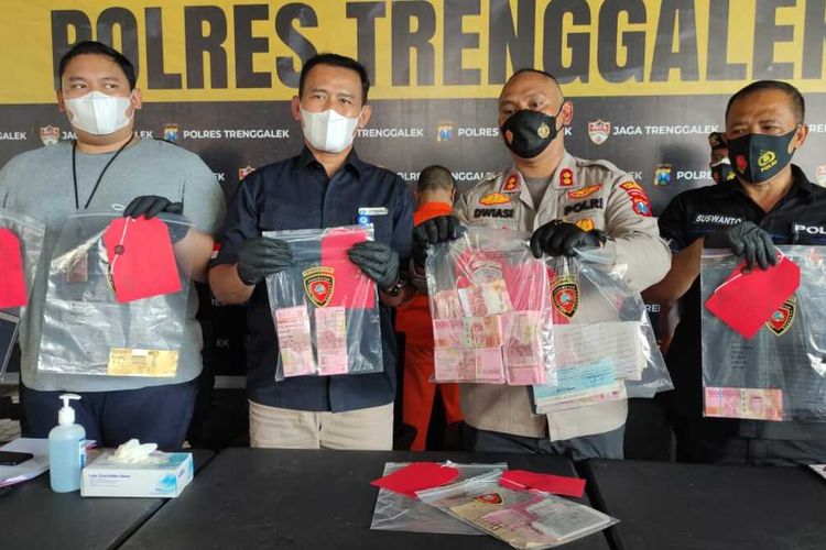 Polisi menunjukkan ribuan lembar uang palsu pecahan Rp.100.000, di Polres Trenggalek Jawa Timur, Jumat (10/12/2021).