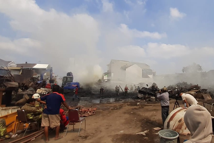 Gudang rongsok di Pasar Kliwon, Solo, Jawa Tengah, yang terbakar masih mengeluarkan asap tebal pada Rabu (4/10/2023).