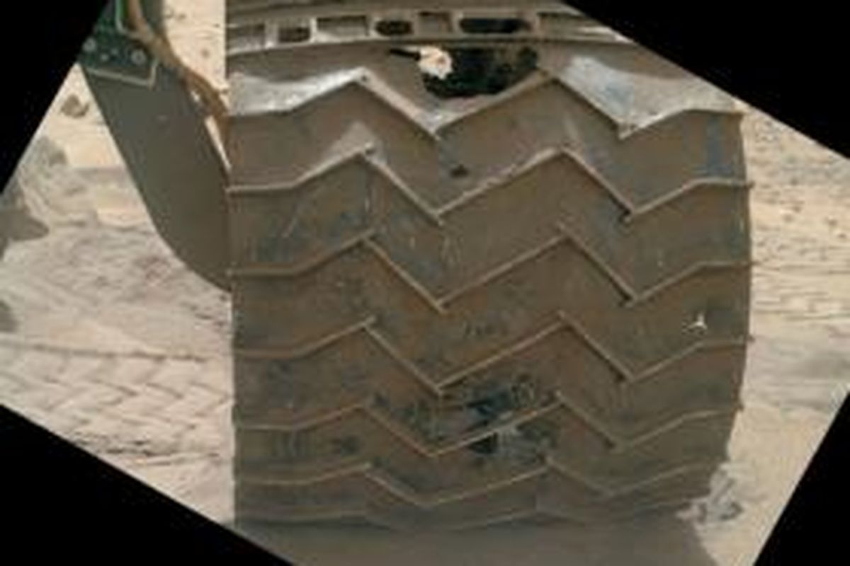 Ban Curiosity bolong. Diduga, bolongnya ban akibat kelelahan logam dan banyaknya batu tajam.
