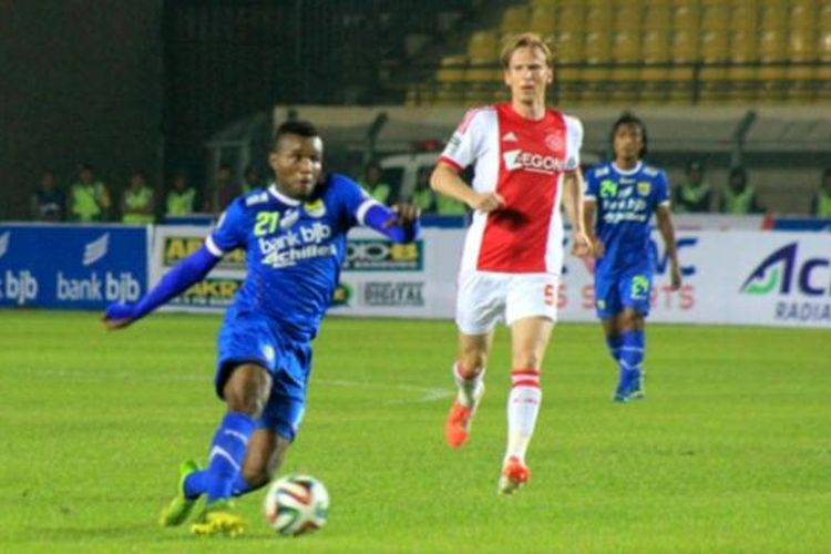 Striker Persib Bandung, Djibril Coulibaly, saat berusaha menembus pertahanan Ajax Amsterdam pada laga uji coba di Stadion Si Jalak Harupat, Rabu (14/5/2014). Persib berhasil menahan imbang Ajax 1-1. 