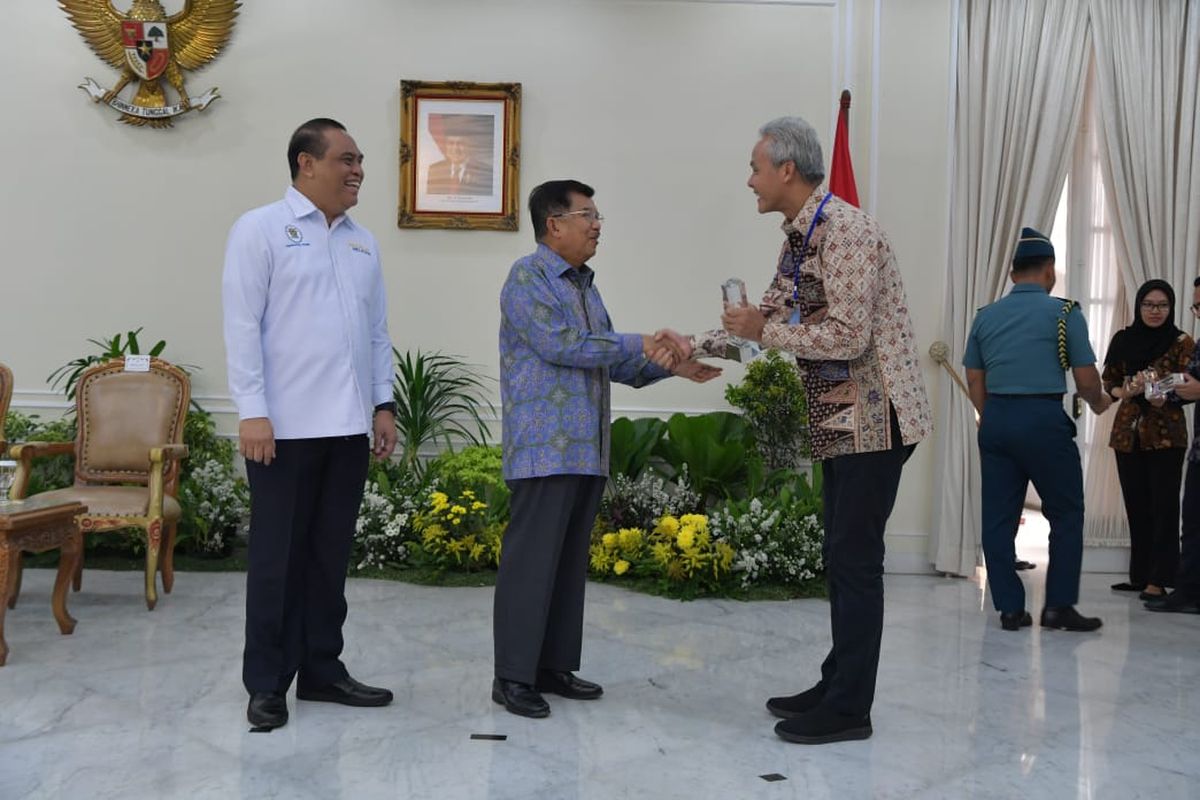 Disaksikan Menteri Pendayagunaan Aparatur Negara dan Reformasi Birokrasi (PANRB), Wakil Presiden RI H Jusuf Kalla memberkan penghargaan Top 45 Inovasi Pelayanan Publik 2019 kepada Gubernur Jateng Ganjar Pranowo di Istana Wakil Presiden RI Jalan Medan Merdeka Selatan No 6 Jakarta Pusat, Selasa (15/10/2019).