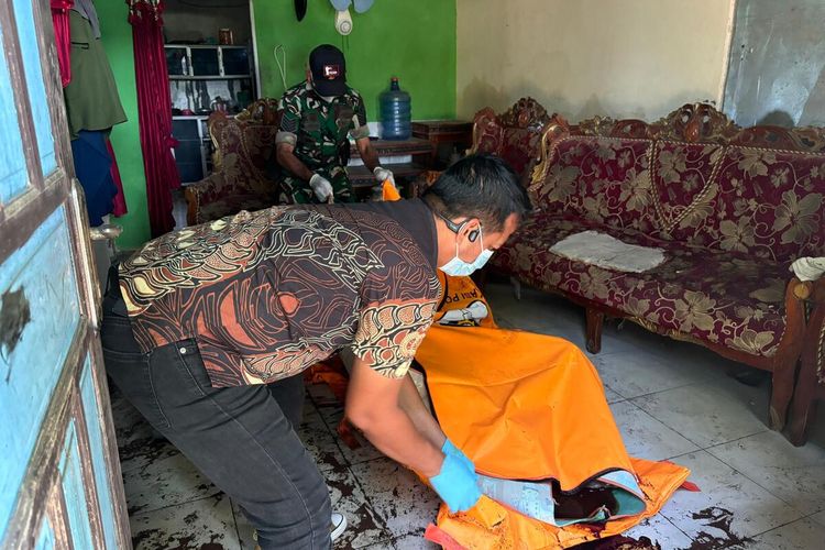 Aparat kepolisian tengah mengevakuasi jasad seorang kakek di Kabupaten Gowa, Sulawesi Selatan yang ditemukan tewas membusuk. Jumat, (3/10/2025).