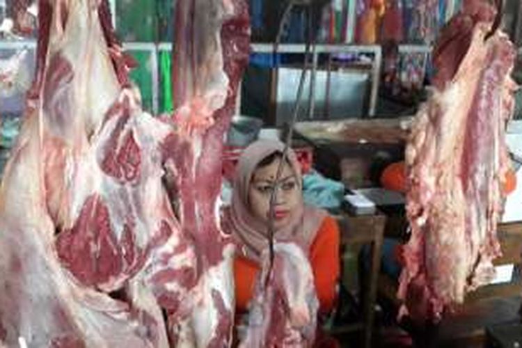 Seorang pedagang daging sapi di Pasar Besar Kota Pasuruan, Selasa (31/5/2016). Harga daging sapi di pasar tersebut Rp 110 ribu per kilogram.