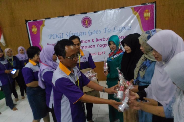 Warga binaan Lembaga Pemasyarakat (Lapas) Perempuan Wirogunan mendapatkan oral hygiene kit Persatuan Dokter Gigi Indonesia (PDGI) Sleman, Senin (5/6/2017)