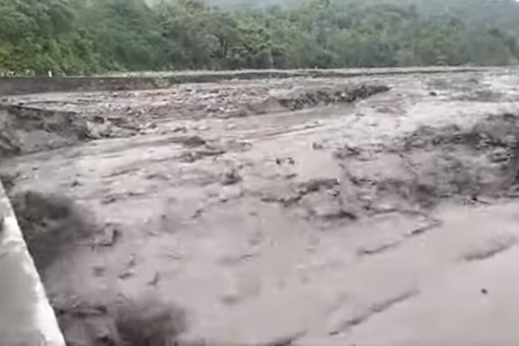 Datangnya banjir lahar dingin di Lereng Gunung Semeru, Selasa (22/3/2022)