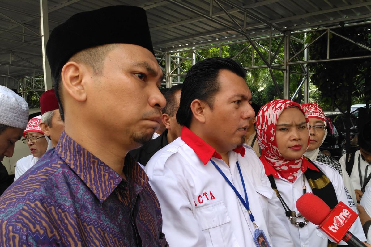 Tim Advokasi GNPF-MUI Nasrullah Nasution (kiri) bersama Wakil Ketua ACTA Ade Irfan Pulungan mengomentari sidang kasus dugaan penodaan agama Basuki Tjahaja Purnama yang ditunda di Kementerian Pertanian, Selasa (11/4/2017) pagi.