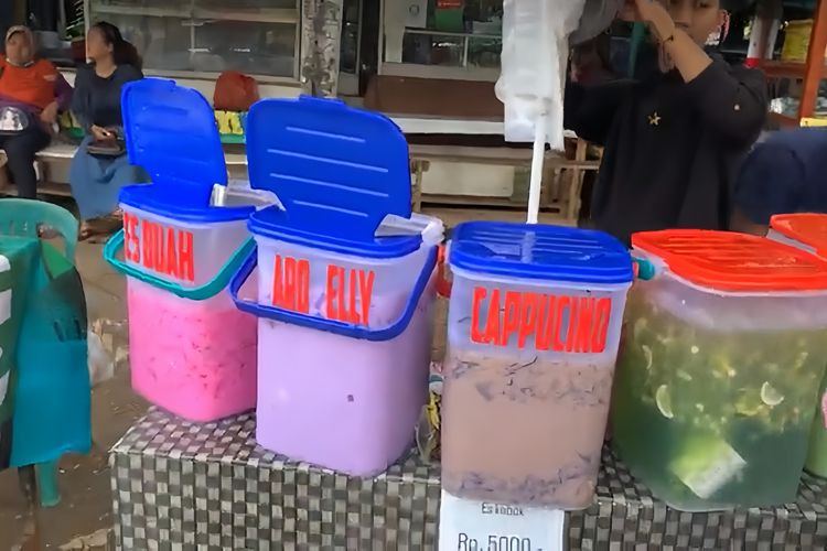 Penjual minuman es berbagi varian rasa di Granada Square, BSD, Rawa Buntu, Kecamatan Serpong, Tangerang Selatan.