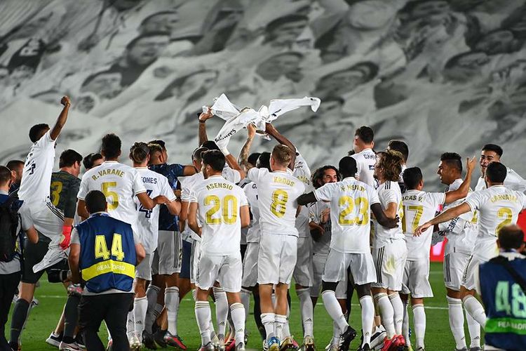 Para pemain Real Madrid merayakan keberhasilan menjadi juara Liga Spanyol setelah mengalahkan Villarreal 2-1 di Stadion Alfredo di Stefano, Valdebebas, pada Jumat (17/7/2020) dini hari WIB. Hasil ini menjadi trofi Liga Spanyol ke-34 Real Madrid dan yang ke-11 bagi Zinedine Zidane menangani Los Blancos, termasuk tiga gelar Liga Spanyol.