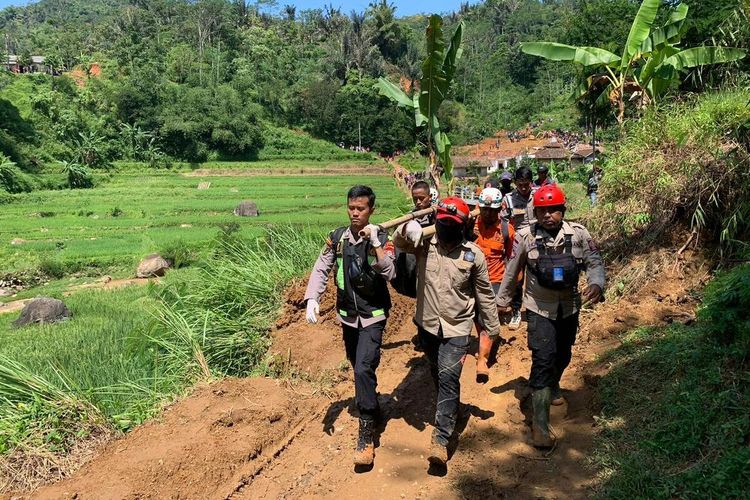 Tim SAR Gabungan menggotong jenazah korban yang ditemukan dalam pencarian korban longsor di Kampung Sirnagalih, Desa Talagajaya, Kecamatan Banjarwangi, Jumat (26/4/2024) pagi