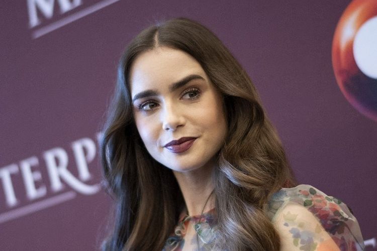 Aktris Lily Collins menghadiri pemotretan untuk miniseri Les Miserables produksi PBS dan BBC One di Los Angeles, California, pada 8 Juni 2019. 