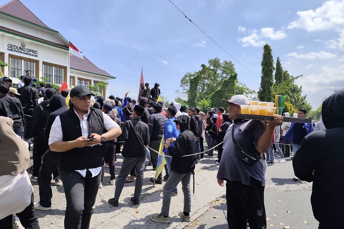 Salah satu pedagang saat demo di depan Gedung DPRD Bangkalan. 