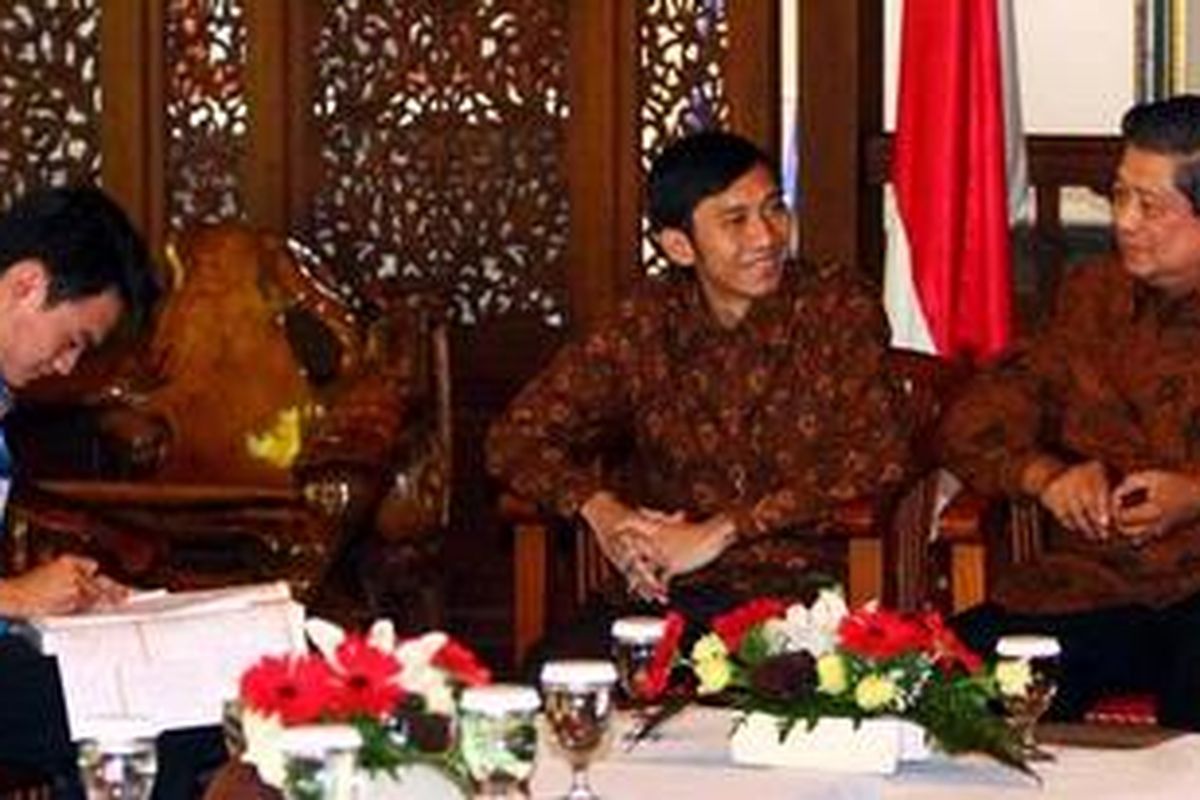 Presiden Susilo Bambang Yudhoyono didampingi putra bungsunya, Edhie Baskoro Yudhoyono menjawab berbagai pertanyaan dari petugas sensus penduduk 2010 di Pendopo Puri Cikeas, Bogor, Jawa Barat, Sabtu (1/5/2010). 