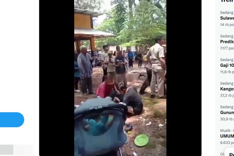 Tangkapan layar unggahan video menampilkan dua pengunjung Taman Margasatwa Ragunan, Jakarta tertimpa dahan pohon hingga dilarikan ke rumah sakit.