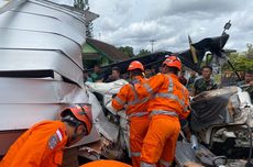 Mobil Boks Tabrak Gapura di Ring Road Barat Sleman, Pengemudi Tewas Terjepit Bodi