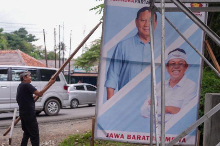 Dedi Mulyadi menginisiasi pencopotan APK Partai Gerindra dan Prabowo-Gibran di Subang, Jawa Barat, saat memasuki masa tenang pemilu, Minggu (11/2/2024).