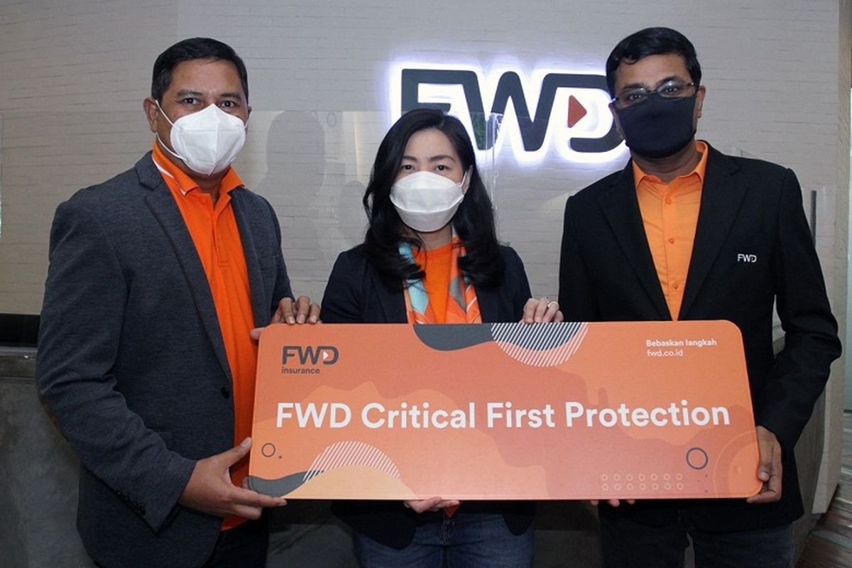 Direktur Utama FWD Insurance Anantharaman Sridharan bersama Direktur, Chief of Operations, Product Proposition & Syariah Ade Bungsu dan Direktur, Chief Financial Officer Desy Natalia Widjaja meresmikan produk asuransi FWD Critical First Protection.