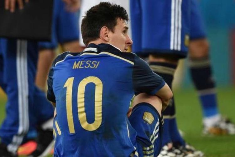 Pemain Argentina Lionel Messi terduduk lesu setelah Argentina dikalahkan Jerman pada laga final Piala Dunia 2014 di Maracana Stadium, Rio de Janeiro, 13 Juli 2014.