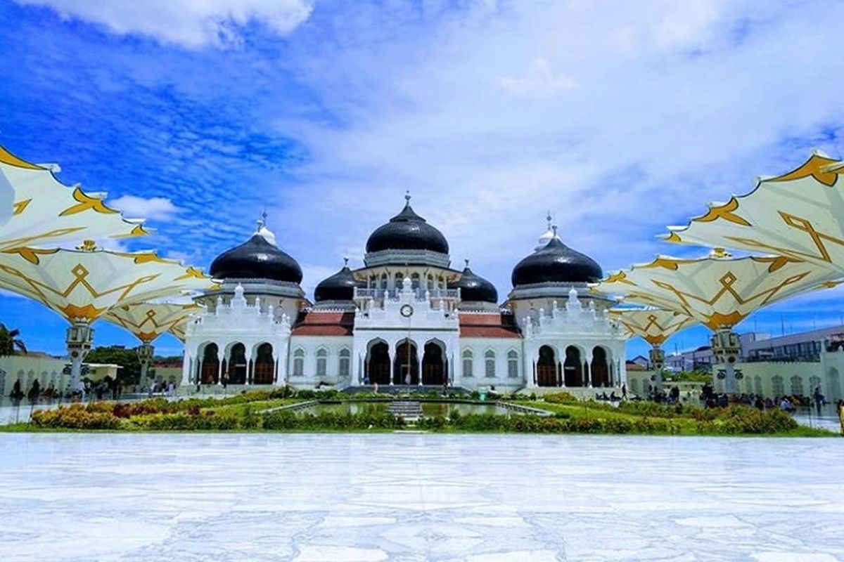 Masjid Raya Baiturrahman di Banda Aceh dibangun pada masa kepemimpinan Sultan Iskandar Muda Kerajaan Aceh.